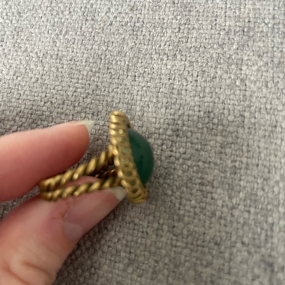 Vintage Green Stone Gold-Tone Statement Ring Women’s Costume Jewelry - Picture 4 of 5